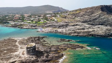 Sardunya 'daki tarihi Torre della Pelosa ve La Pelosa' nın çarpıcı insansız hava aracı görüntüleri..