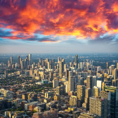 Toronto gökdelenlerinin ve CN Kulesinin soluk kesici günbatımı görüntüsü.