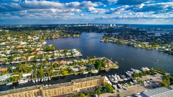 Fort Lauderdale ufuk çizgisinin panoramik hava görüntüsü, Florida.