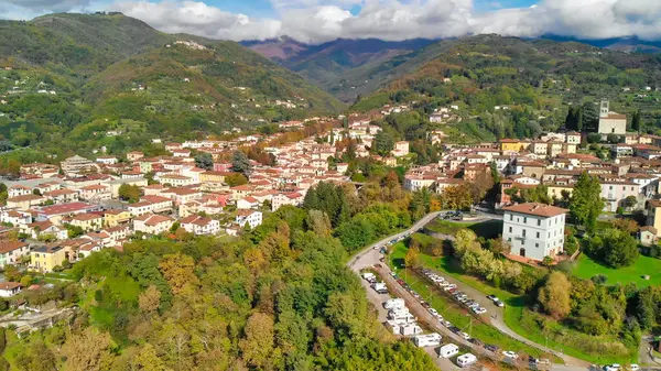 Berrak gökyüzü ve manzaralı Barga, Garfagnana 'nın çarpıcı hava manzarası.