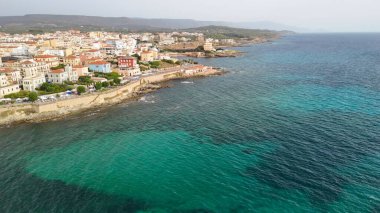 Parlak bir yaz gününde Alghero 'nun sahil şeridini ve tarihi kasabasını gösteren insansız hava aracı görüntüsü..
