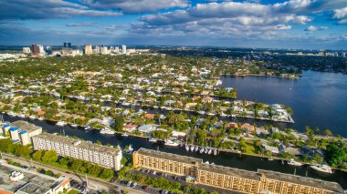 Fort Lauderdale ufuk çizgisinin panoramik hava görüntüsü, Florida.