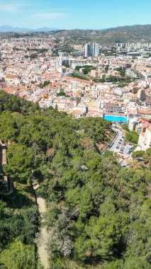 İspanya, Malaga 'nın liman ve şehir siluetiyle nefes kesici hava manzarası.