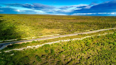 Batı Avustralya 'nın el değmemiş vahşi doğasında arıcılık rezervi için çarpıcı bir hava aracı perspektifi.