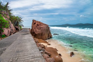 Seyşeller Takımadası 'ndaki La Digue Adası' nın muhteşem manzarası.