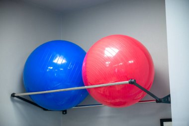 Bir rehabilitasyon salonunda fizyoterapi ve osteopati araçları.