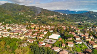 Berrak gökyüzü ve manzaralı Barga, Garfagnana 'nın çarpıcı hava manzarası.