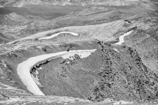 Jasper Ulusal Parkları dağları ve doğal güzelliği sanatsal kızılötesi bir mercekle yakaladı.   