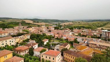 Arka planda Casciana Terme, Pisa, zeytin ağaçları ve üzüm bağlarının tarihi manzarası var..