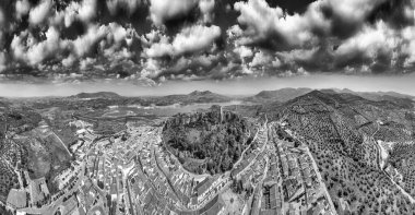 İspanya 'nın Setenil de las Bodegas kentinin muhteşem hava manzarası. Beyaz evler kayalıklara inşa edilmiş..