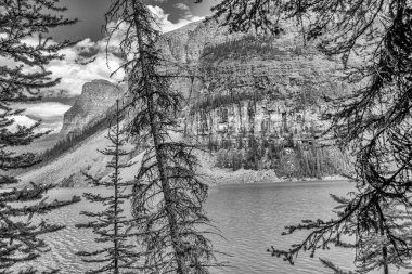 Alp Cenneti - Moraine Gölü 'nde Yürüyüş ve Manzaralar.