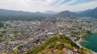 Kawaguchiko Gölü 'nün nefes kesici manzarası ve yukarıdan ikonik Fuji Dağı..