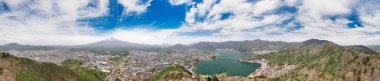Arka planda Fuji Dağı ile Kawaguchiko Gölü 'nün çarpıcı hava manzarası.
