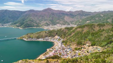 Kawaguchiko Gölü 'nün nefes kesici manzarası ve yukarıdan ikonik Fuji Dağı..