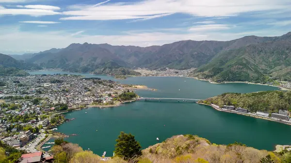 Fuji Dağı 'nın manzarası Kawaguchiko Gölü' nün sakin sularının ardında yükseliyor..
