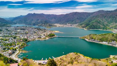 Kawaguchiko Gölü 'nün nefes kesici manzarası ve yukarıdan ikonik Fuji Dağı..