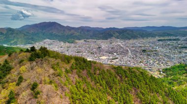 Kawaguchiko Gölü 'nün nefes kesici manzarası ve yukarıdan ikonik Fuji Dağı..