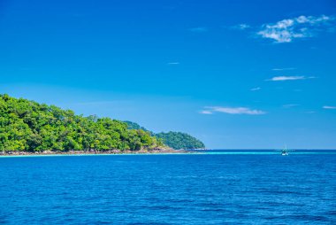 Tayland 'daki Surin Ulusal Parkı' nın çarpıcı turkuaz suları. Tropik bir cennet..