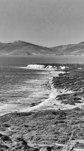 Kumlu plajları ve kayalık kıyıları olan Kos adasının nefes kesici kıyı manzarası.