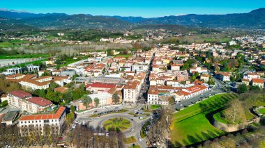 Lucca ortaçağ kasabasının havadan görünüşü, Toskana - İtalya.
