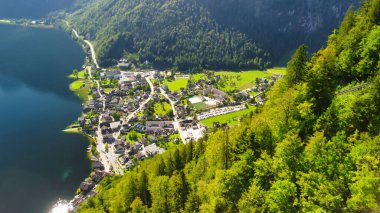 Hallstatt izleme platformunun çarpıcı hava görüntüsü, tarihi köy ve dağlık çevre manzarası.