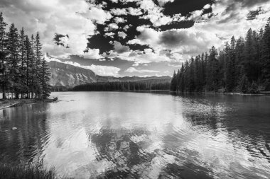 Doğa Paleti - Canlı Günbatımı Gökyüzü Johnson Gölü üzerinde Kanada Kayalıkları 'nda.  