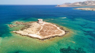 Sardinya 'nın Torre della Pelosa' sının hava perspektifi ve La Pelosa Sahili 'nin kristal berrak suları.