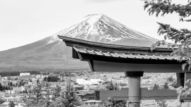 Fujiyoshida 'daki Chureito Pagoda ve Fuji Dağı' nın bahar çiçekleri manzarası.