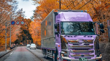 Kawaguchiko, Japonya - 25 Nisan 2025: Kawaguchiko 'da bir dağ yolunda giden büyük bir kamyon.
