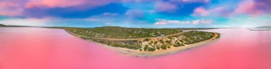 Hutt Gölü 'nün havadan görünüşü, Batı Avustralya, Port Gregory' deki büyüleyici pembe göl..