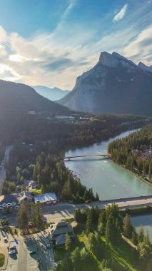 Banff Ulusal Parkı 'nın yaz mevsiminde yemyeşil vadisiyle panoramik görüntüsü.