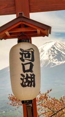Geleneksel Japon tabelası mavi gökyüzünün altındaki ikonik Fuji Dağı önünde..