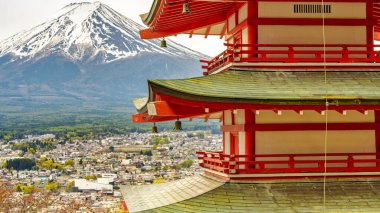 Fujiyoshida 'daki Chureito Pagoda ve Fuji Dağı' nın bahar çiçekleri manzarası.