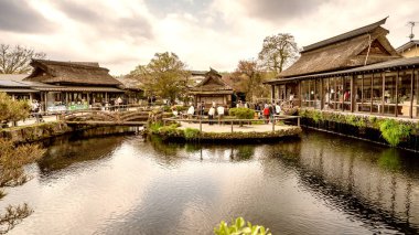 Oshino Hakkai, Japonya - 26 Nisan 2025: Oshino Hakkai 'deki geleneksel köy atmosferi.