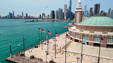 Yazın Chicago silueti ve Donanma İskelesi 'nin nefes kesici hava perspektifi.