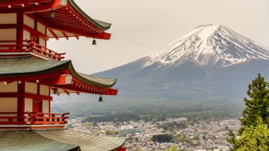 Fujiyoshida bahar manzarası kiraz çiçekleri, Chureito Pagoda ve Fuji Dağı ile.