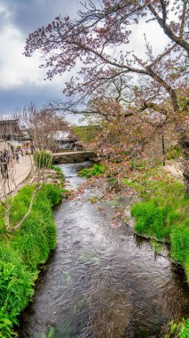 Oshino Hakkai 'deki geleneksel köy atmosferi doğa ve tarihsel cazibeyle çevrili..