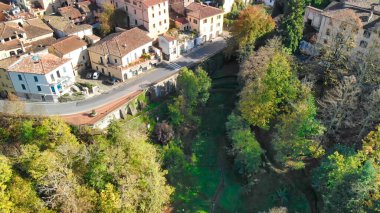 Barga, Garfagnana 'nın hava manzarası güneşli bir günde İtalyan köyünü gösteriyor..