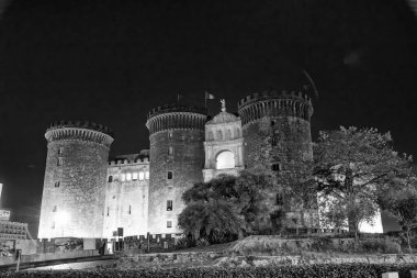 Napoli 'nin ortaçağ tarihi ve kültürel mirasının bir sembolü olan gece Maschio Angioino' yu keşfetmek.