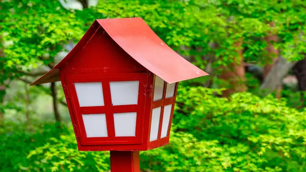 Akşamları parlayan kırmızı kağıt fener Japon mirasının ve kültürünün sembolü..