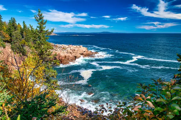 Vibrant Yeşillik Mevsiminde Acadia Ulusal Parkı, Maine 'de Şaşırtıcı Sonbahar Manzaraları.