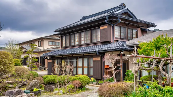 Japonya 'nın Oshino Hakkai kentinin temiz sularda ve Mt. Fuji yakında..