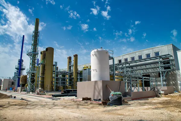 Geleceğin işyerini şekillendiren işçiler ve ekipmanlarla birlikte inşaat halindeki iş tesisi.