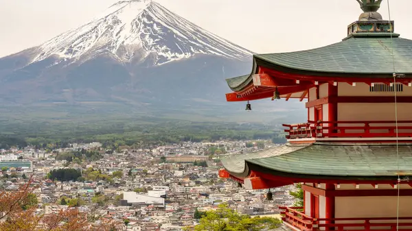 Fujiyoshida bahar manzarası kiraz çiçekleri, Chureito Pagoda ve Fuji Dağı ile.