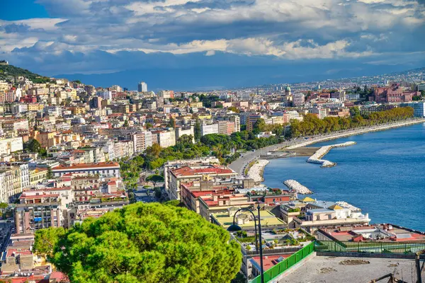 Arkasında Akdeniz olan Posillipo tepesinden Napoli 'nin panoramik manzarası.