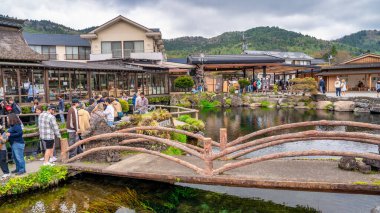 Oshino Hakkai, Japonya - 26 Nisan 2025: Geleneksel Japon evleri ve kristal berrak bahar havuzlarıyla Oshino Hakkai 'nin huzurlu manzarası.