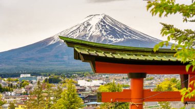 Fujiyoshida 'daki Chureito Pagoda ve Fuji Dağı' nın bahar çiçekleri manzarası.