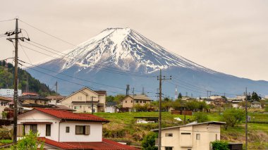 Arkasında Fuji Dağı olan Kawaguchiko köyünün huzurlu manzarası.