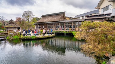 Oshino Hakkai, Japonya - 26 Nisan 2025: Geleneksel Japon evleri ve kristal berrak bahar havuzlarıyla Oshino Hakkai 'nin huzurlu manzarası.