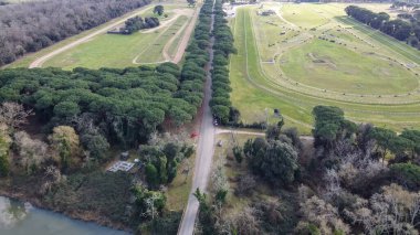 İtalya 'nın Pisa kentindeki San Rossore Doğal Parkı' nın yemyeşil ve kıyı şeridi manzarası.